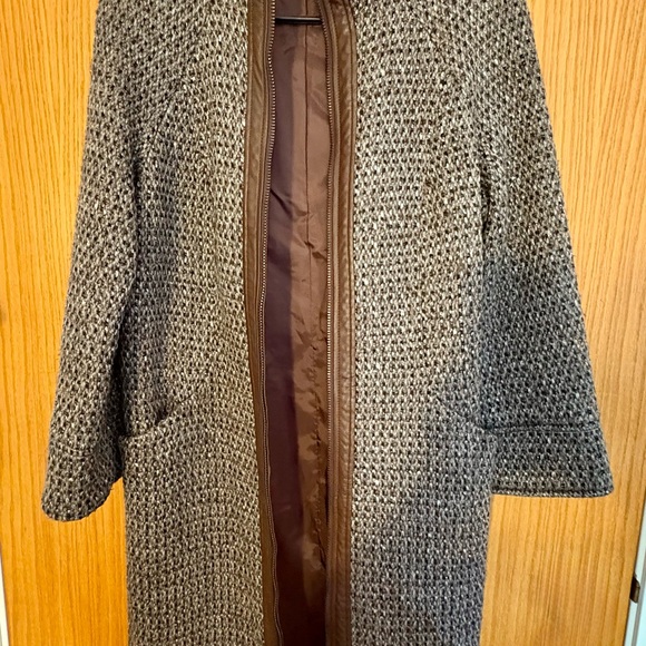 Tory Burch mid-length coat with brown leather trim and a tweed weave. - Picture 12 of 17